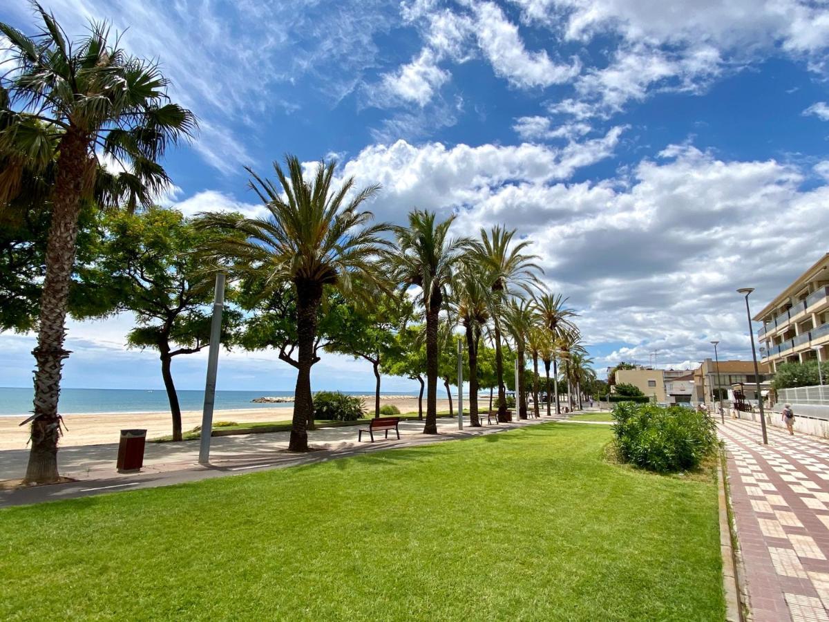 House In Front Of The Beach With Sea View Cambrils Exterior photo