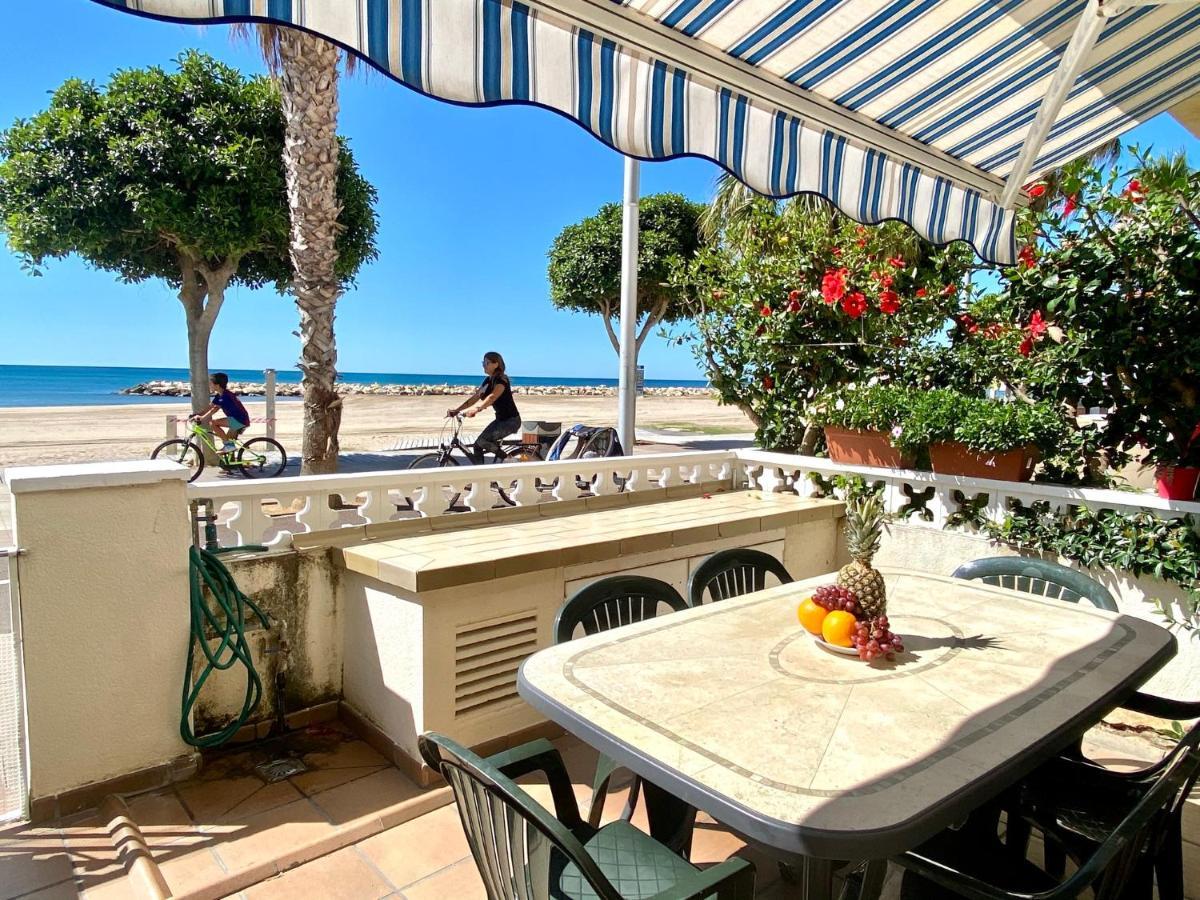 House In Front Of The Beach With Sea View Cambrils Exterior photo