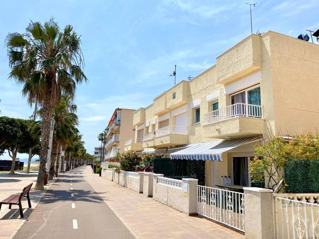House In Front Of The Beach With Sea View Cambrils Exterior photo